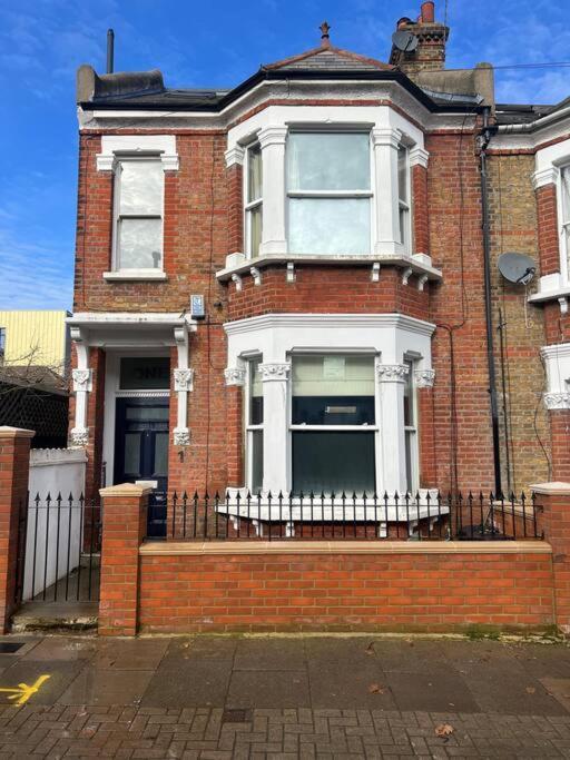 لندن Four Bedroom Modern Victorian Wandsworth House المظهر الخارجي الصورة
