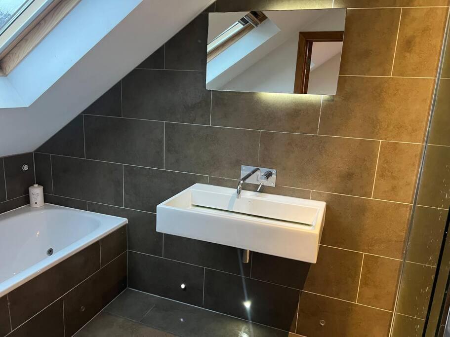 لندن Four Bedroom Modern Victorian Wandsworth House المظهر الخارجي الصورة