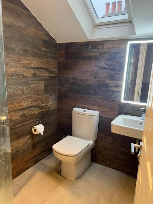 لندن Four Bedroom Modern Victorian Wandsworth House المظهر الخارجي الصورة