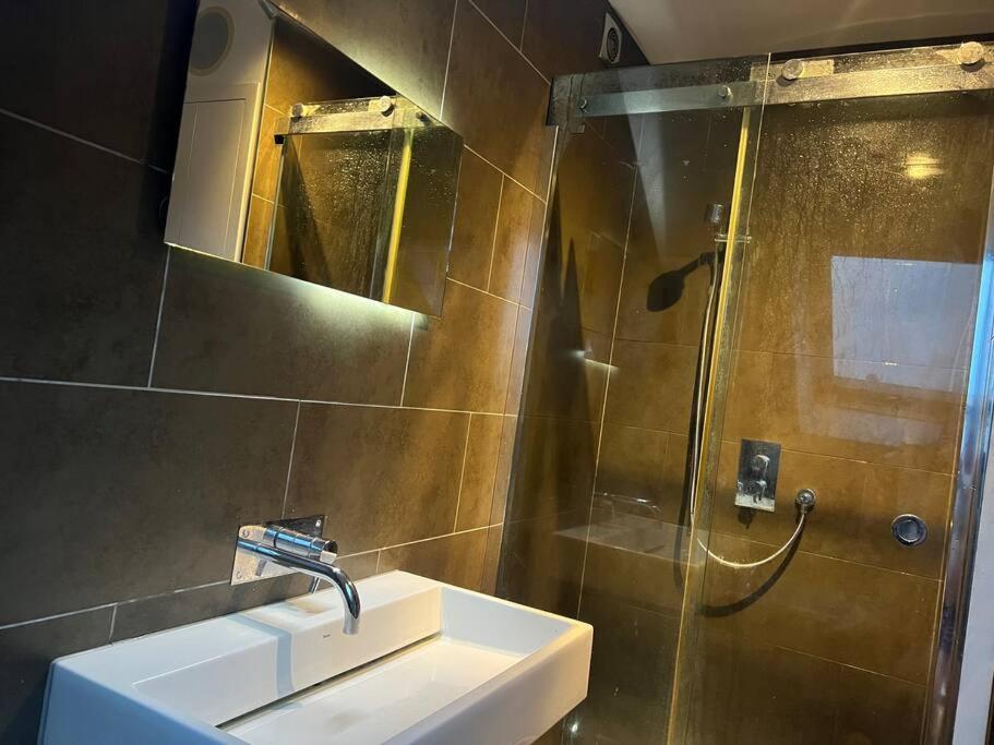 لندن Four Bedroom Modern Victorian Wandsworth House المظهر الخارجي الصورة