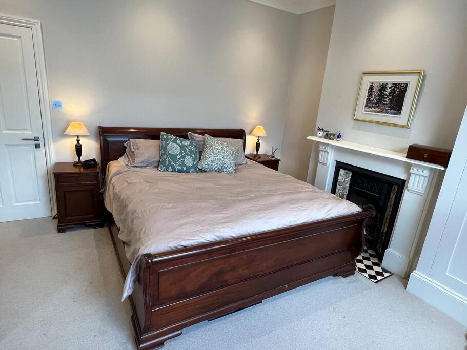لندن Four Bedroom Modern Victorian Wandsworth House المظهر الخارجي الصورة
